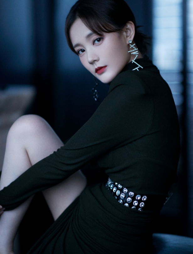 李一桐晒红衣美照，一袭长裙宛如画中美人 时尚 第7张