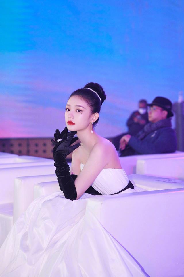 林允“赫本造型”出席活动，穿抹胸裙戴长手套气质优雅