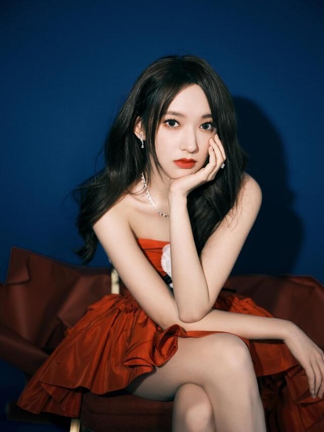 程潇穿抹胸裙凹凸感迷人，肉感身材成优势