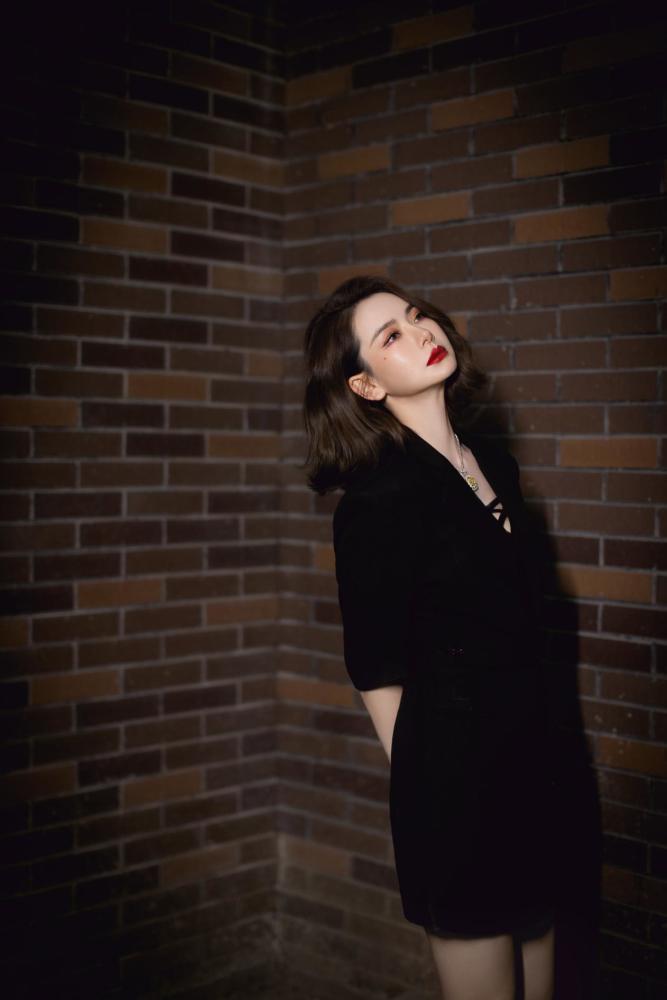 戚薇西装短裙配烈焰红唇成女霸总模板，性感又大气