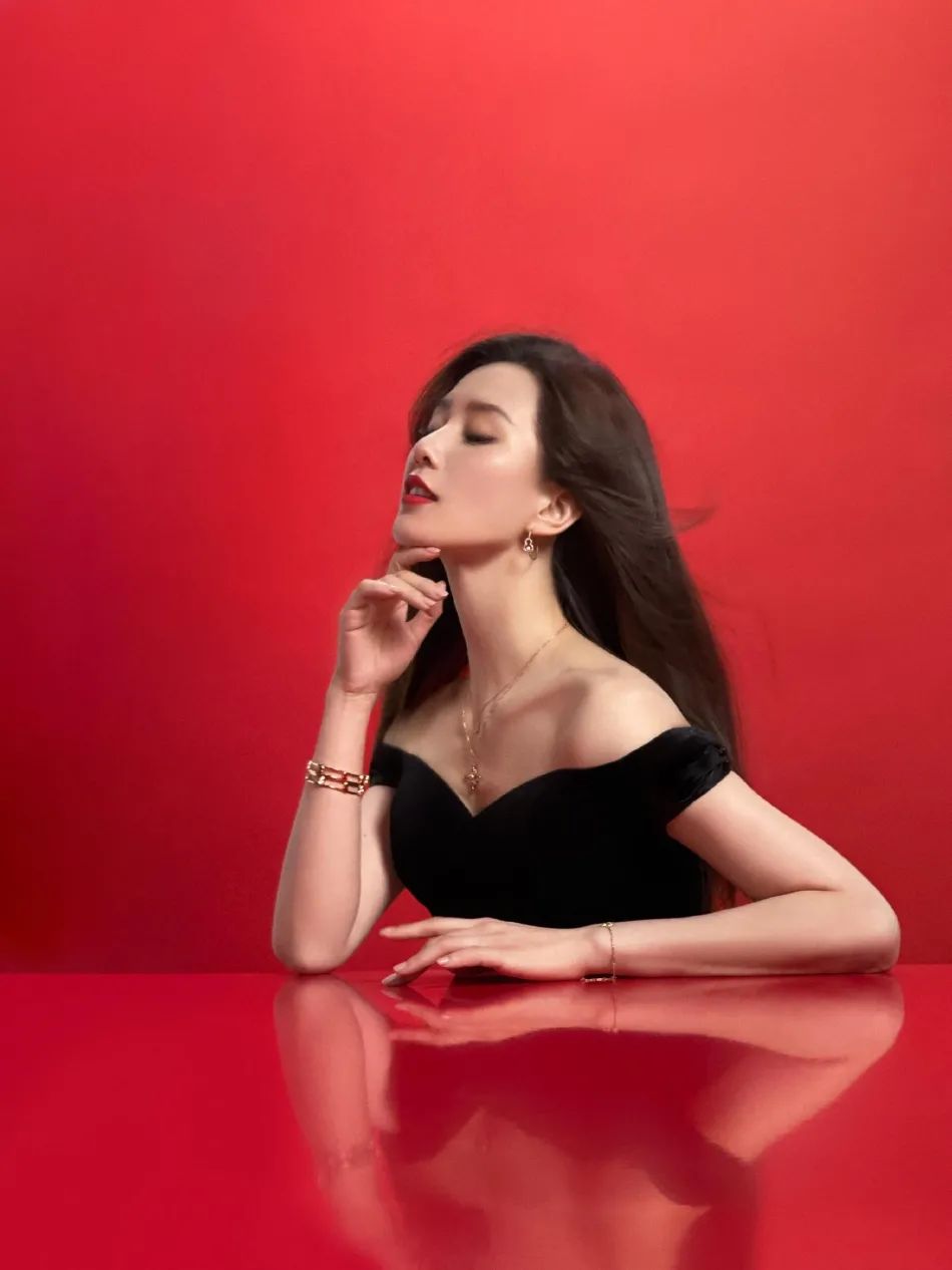 刘诗诗穿露肩黑裙秀天鹅颈！成熟妩媚性感美艳