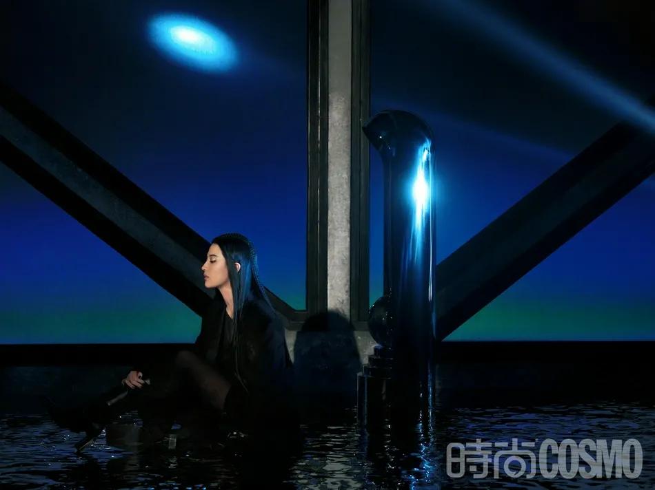 刘亦菲黑白造型酷飒冷艳！冷冽酷美气场爆棚