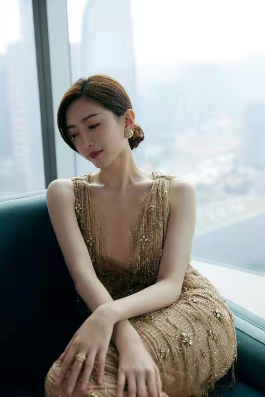 江疏影金色深V礼服性感撩人，亭亭玉立太美丽