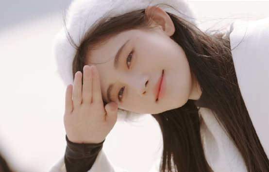 鞠婧祎海军风上衣配小短裙，气质温婉活泼太可爱