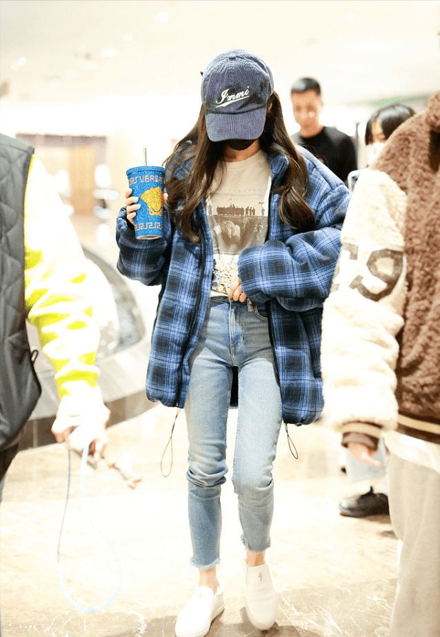 吴宣仪街拍包包太有特色，手挎贵妇包贵气十足