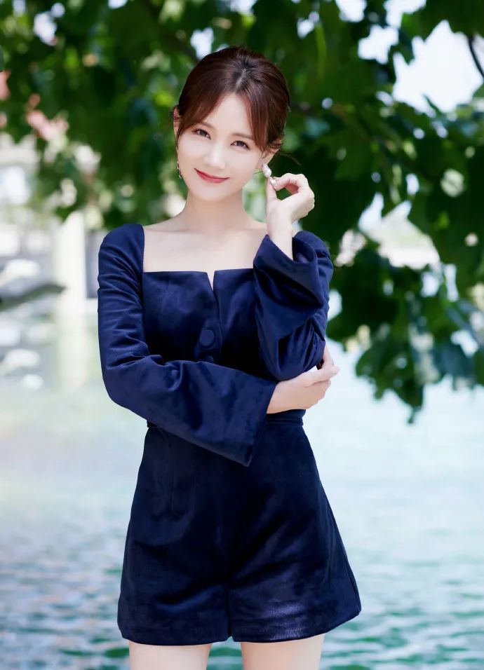 李一桐复古连衣裙造型太美丽!方领秀精致锁骨笑容比花还灿烂