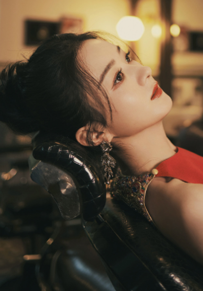 赵丽颖穿一袭红裙大秀好身材，挽起头发优雅艳丽