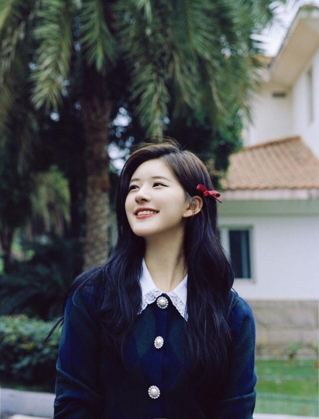 赵露思学院风打扮又纯又欲,“肉感腿”成优势