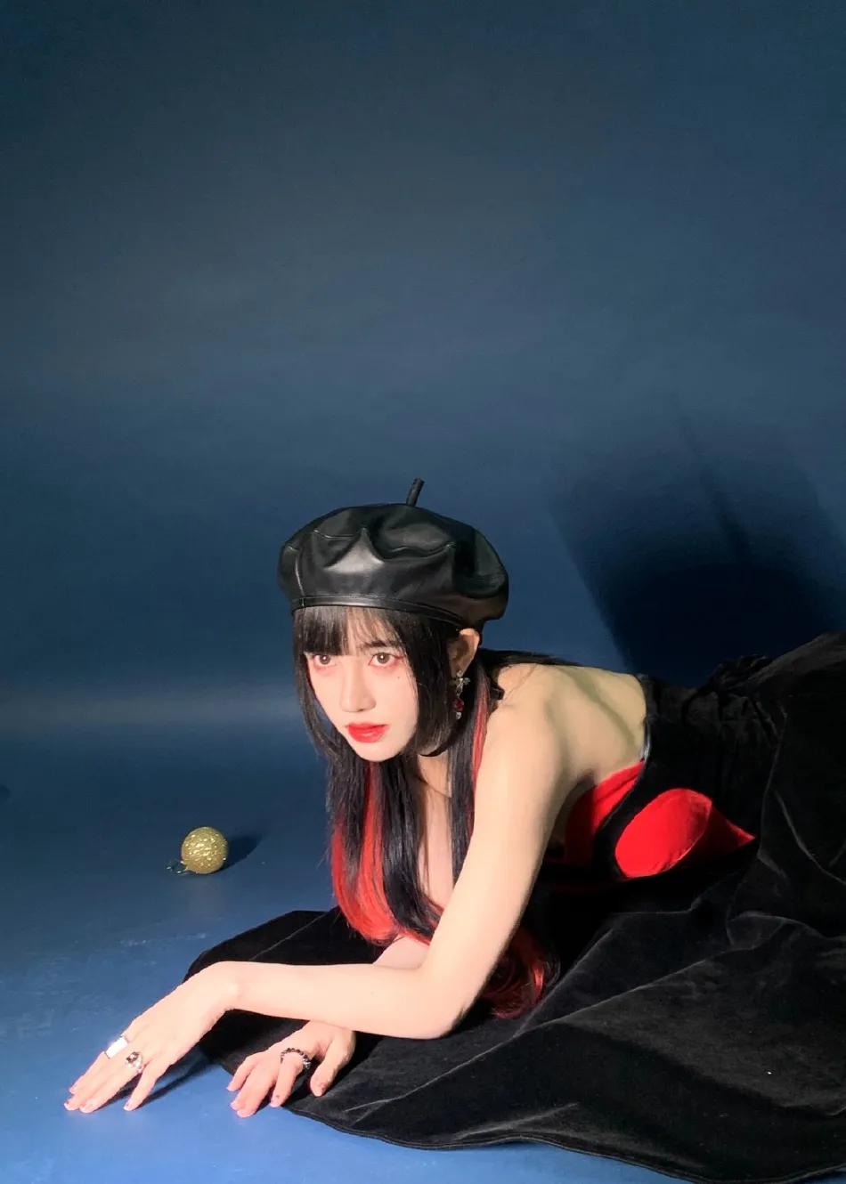 鞠婧祎穿红色衣服戴贝雷帽超美艳！大秀香肩性感撩人