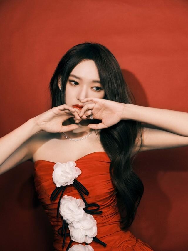 程潇穿抹胸裙凹凸感迷人，肉感身材成优势