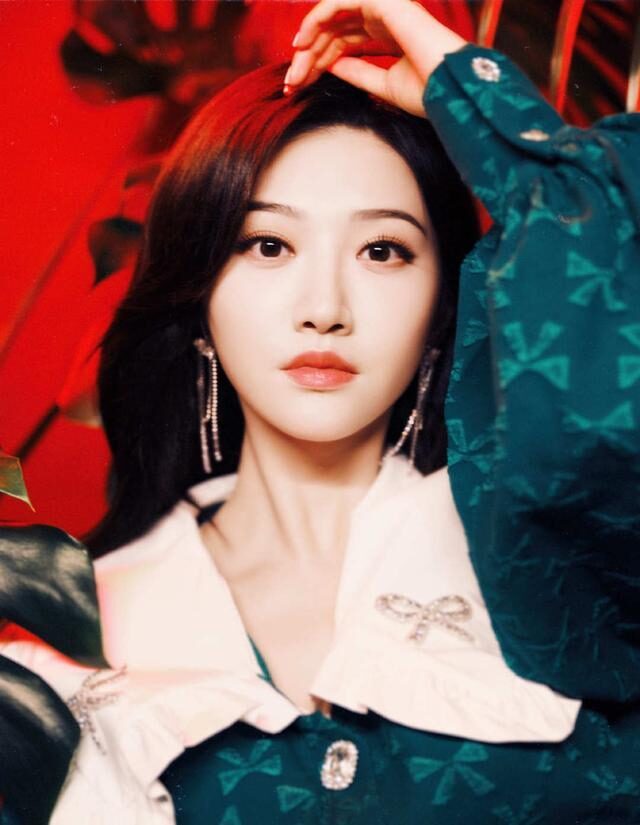 景甜录新综艺造型穿娃娃领短裙减龄又温柔,漫画腿又细又白