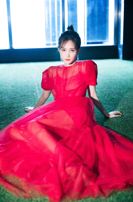 李一桐晒红衣美照，一袭长裙宛如画中美人 时尚 第5张