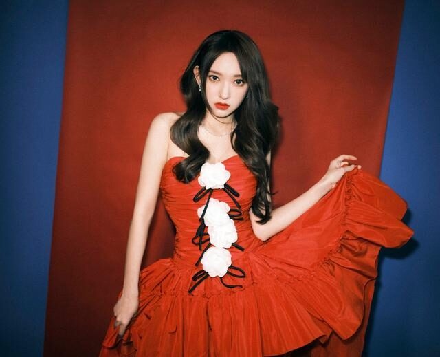 程潇穿抹胸裙凹凸感迷人，肉感身材成优势