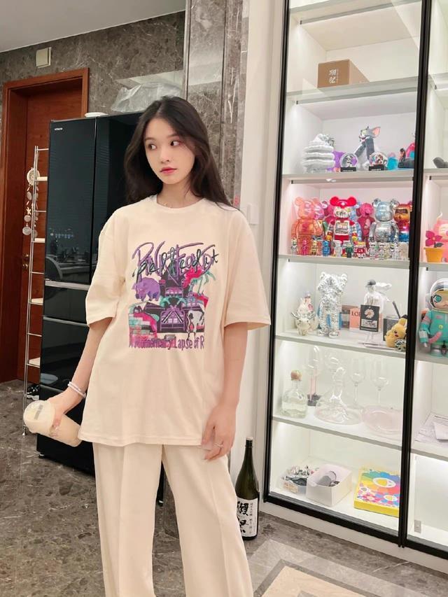 林允简单T恤搭配阔腿裤温柔舒适,简约新颖配色方案成亮点