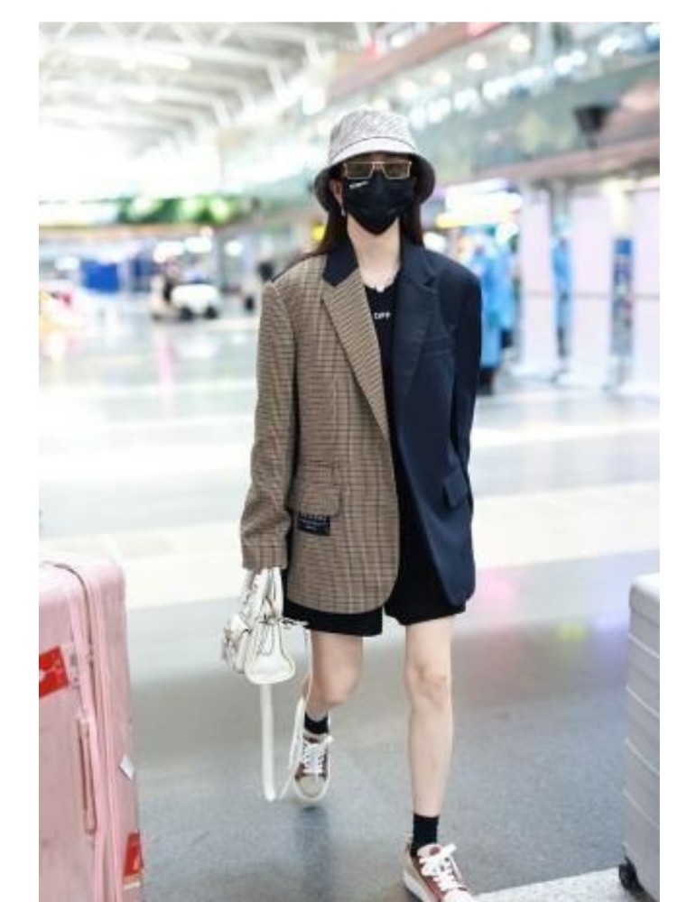 白鹿机场街拍:上身御姐西装配下身萌妹短裙,太会穿了