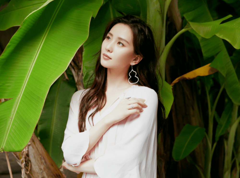 刘诗诗穿粉色长裙芭蕉树下拍照，耳环超大超惹眼