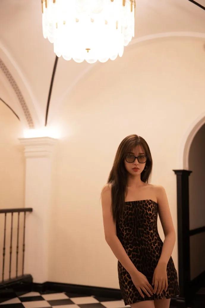 虞书欣穿抹胸豹纹短裙超美!魔鬼身材妩媚性感