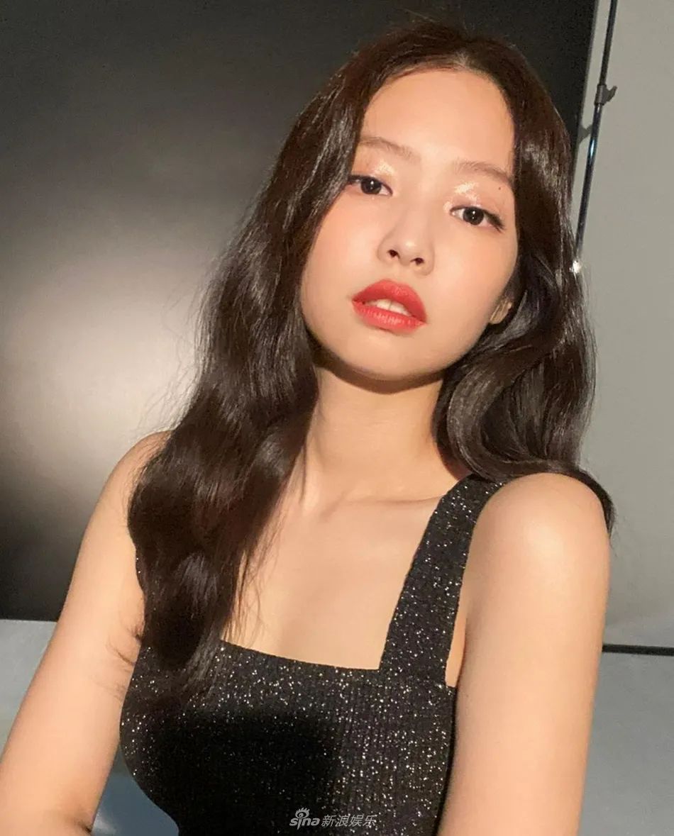 JENNIE穿小黑裙配红唇妆容!白皙香肩性感撩人