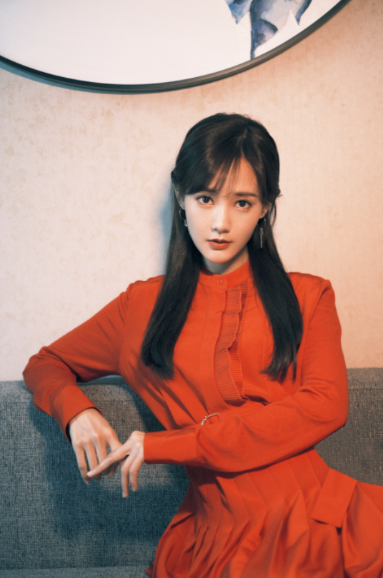 李一桐晒红衣美照，一袭长裙宛如画中美人 时尚 第1张