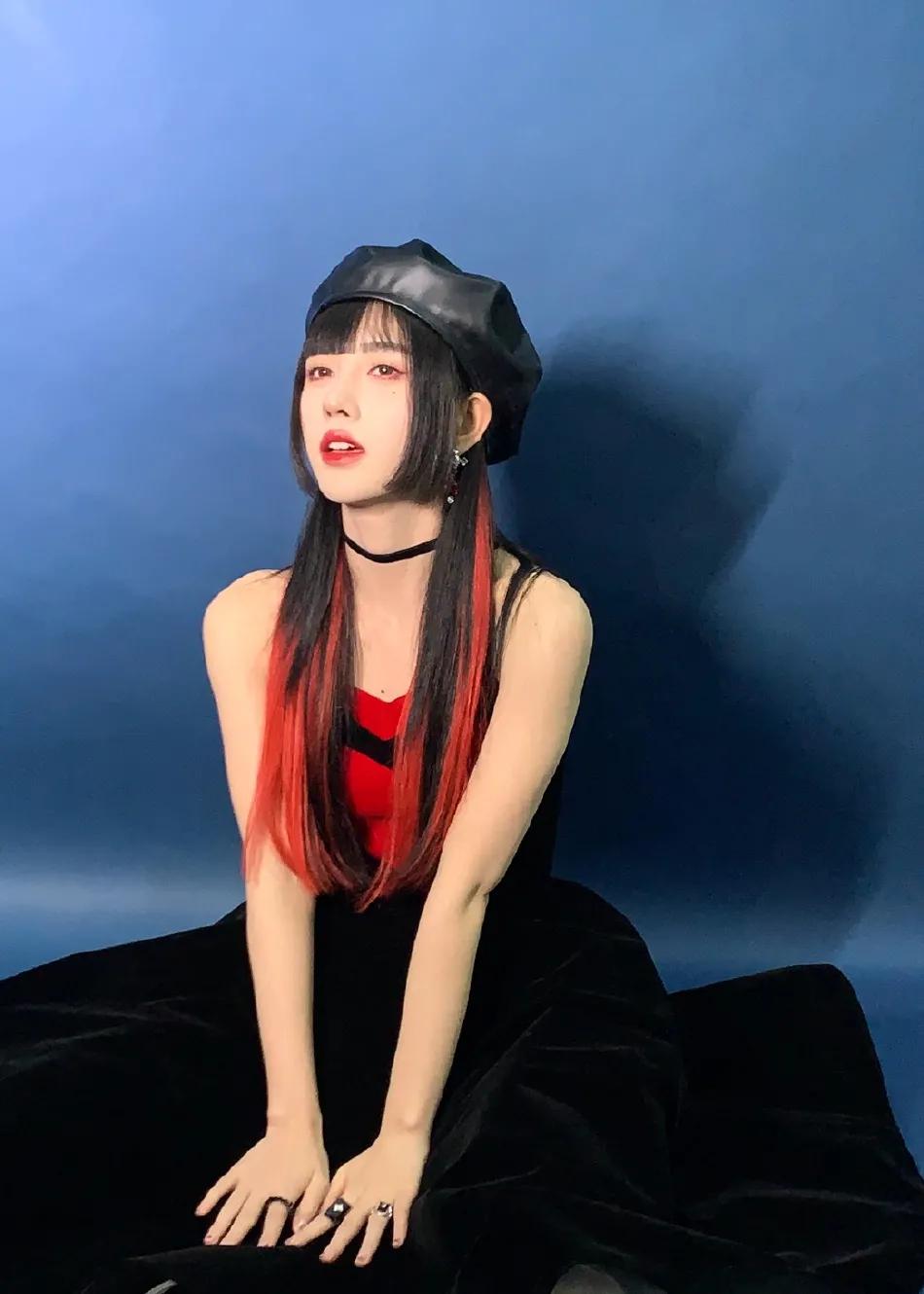 鞠婧祎穿红色衣服戴贝雷帽超美艳！大秀香肩性感撩人