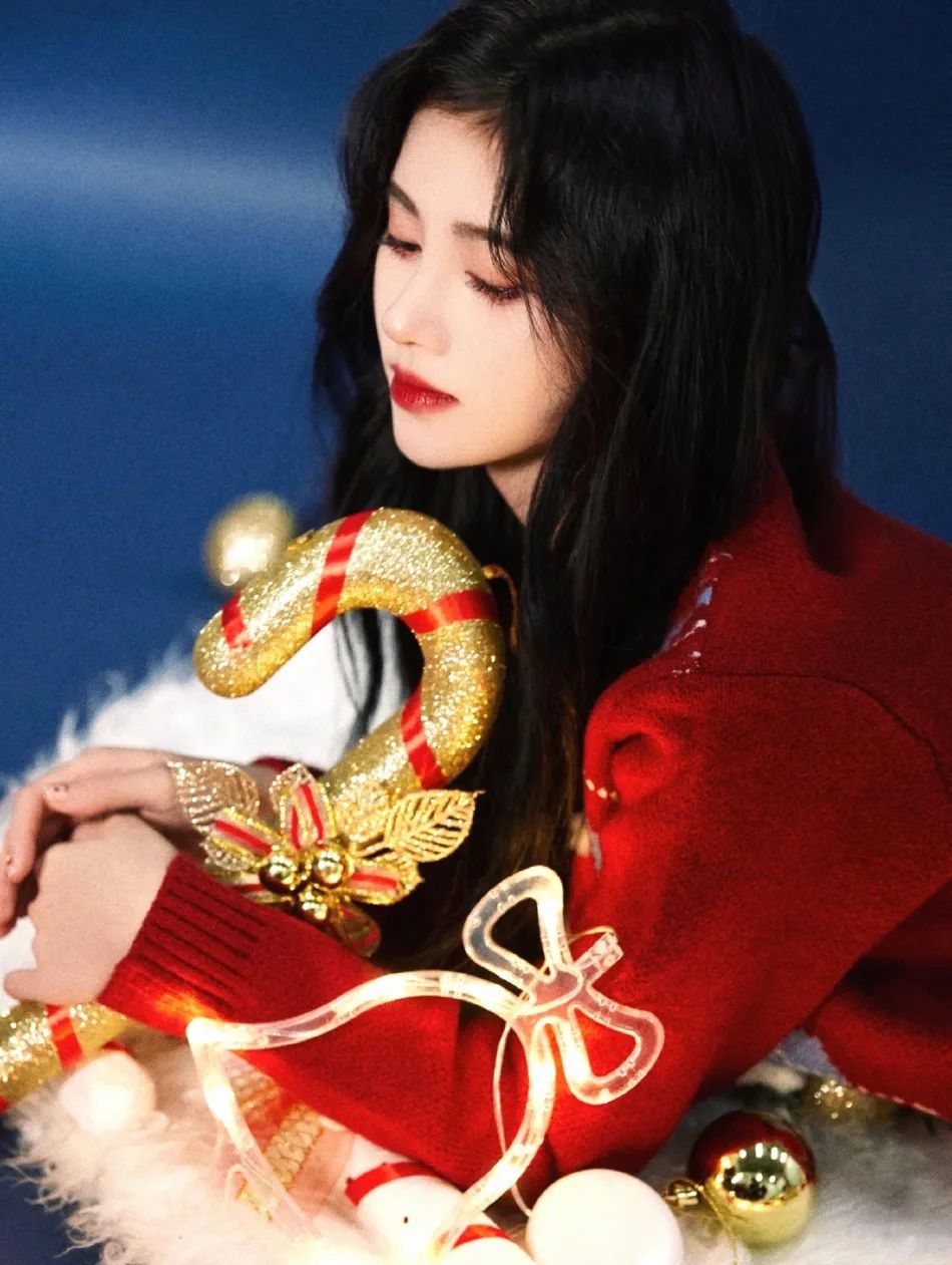 鞠婧祎穿红色毛衣超甜美！烈焰红唇明媚动人