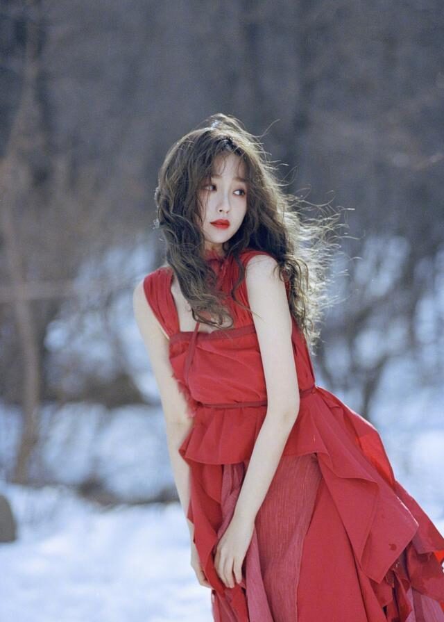 虞书欣大雪地里穿吊带裙扮“在逃公主”,真是不怕冷