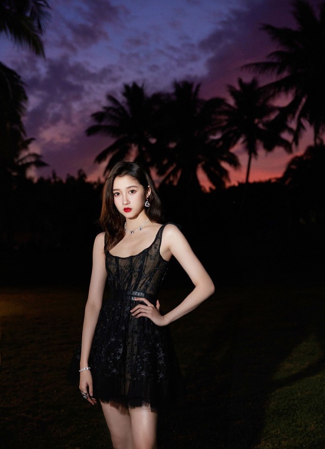 关晓彤穿黑色长裙“背影杀”绝了！高挑身材养眼还有气质