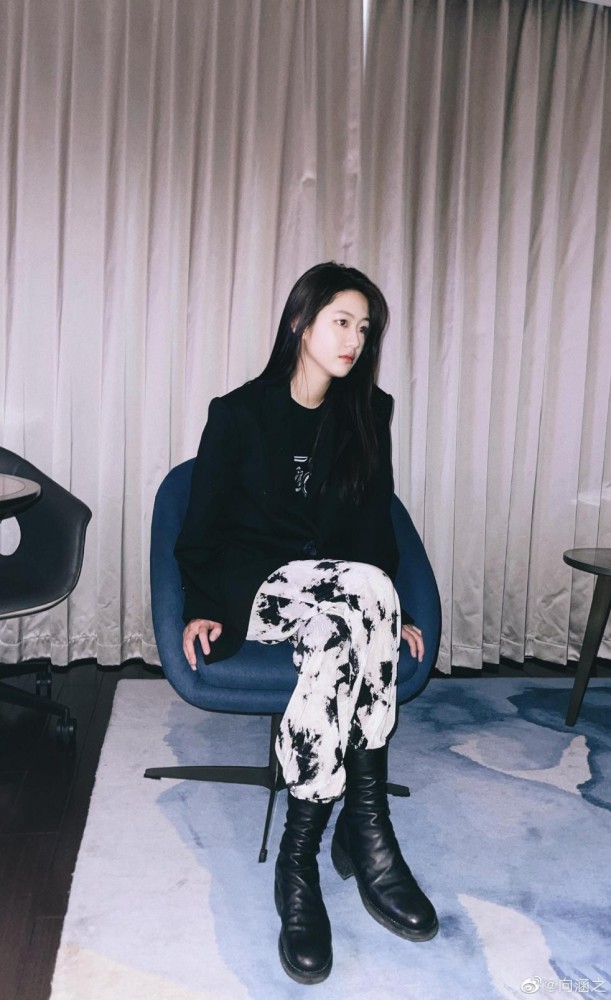 向涵之穿衬衫配百褶裙,青春魅力十足