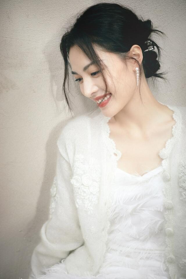 钟楚曦穿吊带羽毛裙温柔又性感,直角肩让人羡慕