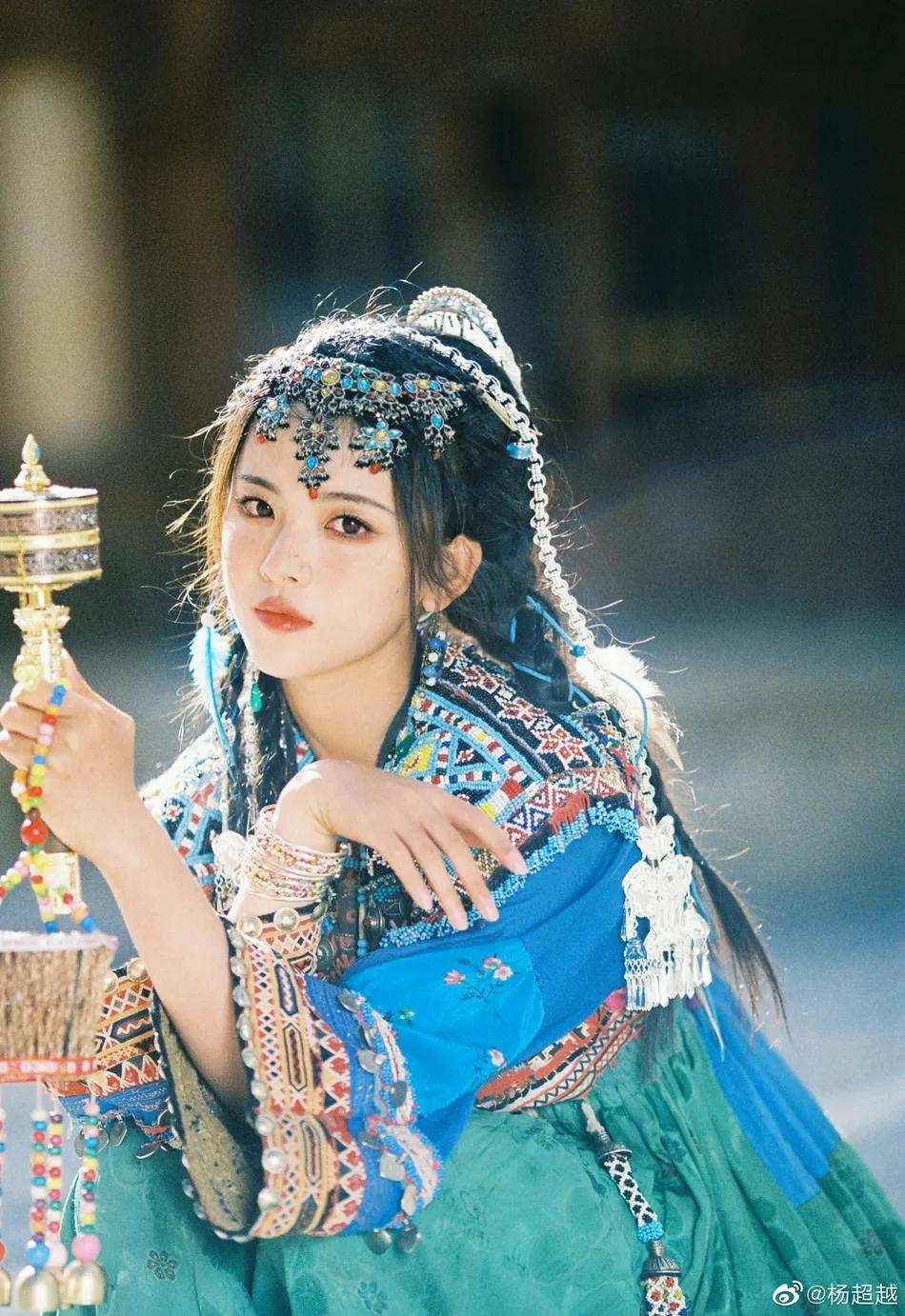 杨超越最新民族风造型超美！异域风情装扮太惊艳