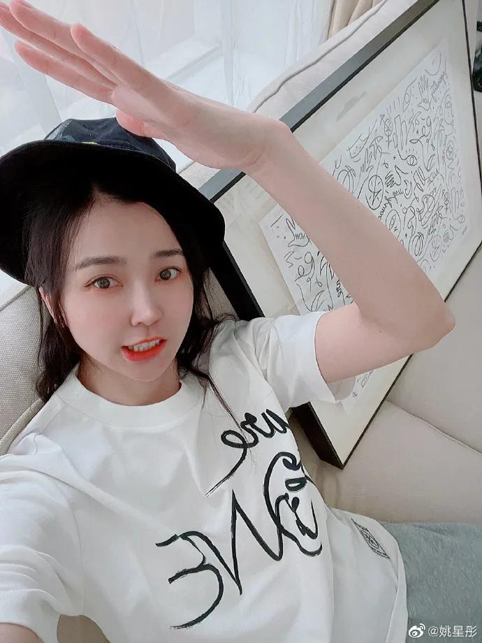 姚星彤晒多组靓丽写真大秀美背!清新脱俗楚楚动人