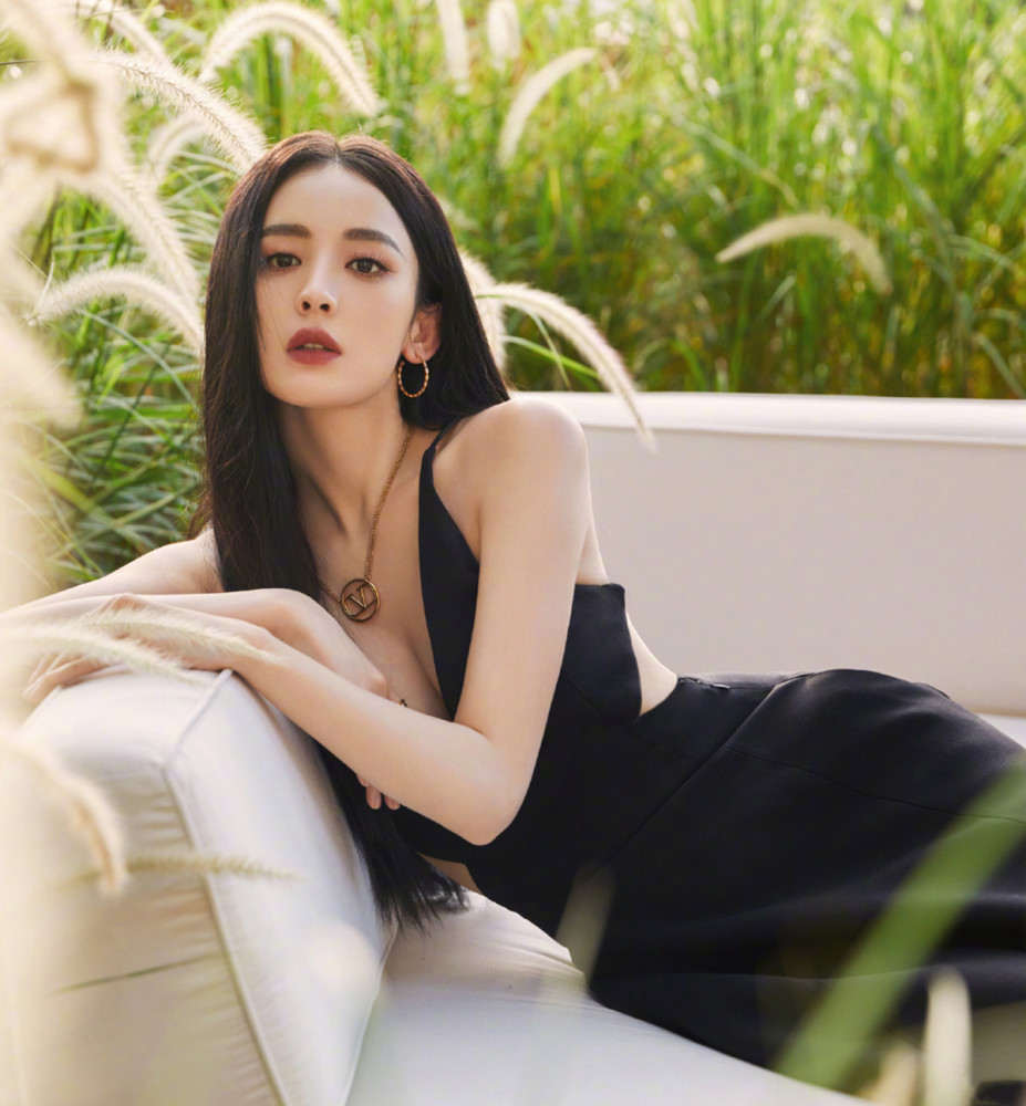 古力娜扎穿裹胸吊带长裙,穿出了优雅造型感