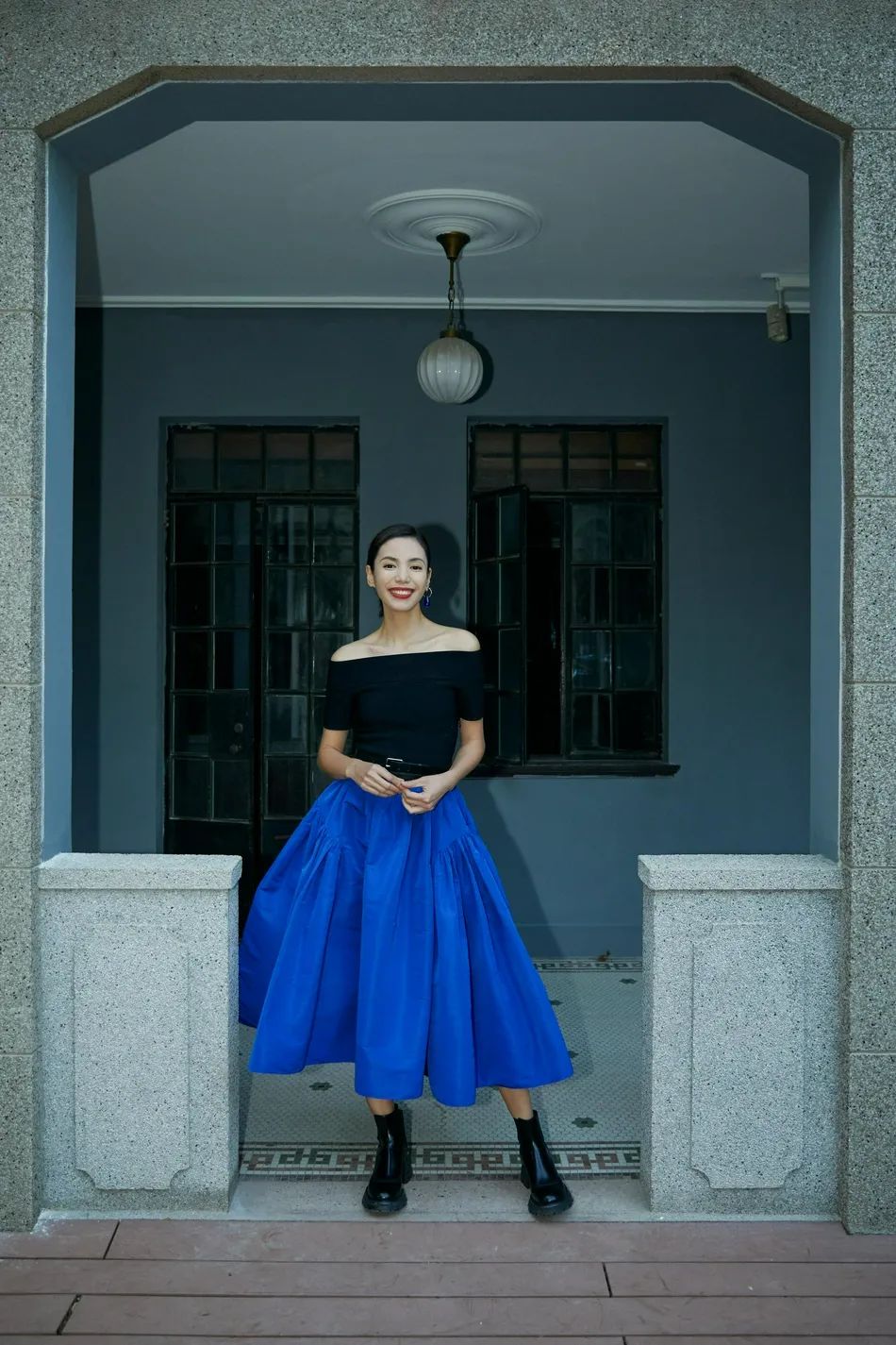 Linda李静穿一字肩上衣超美!雪肤玉貌性感靓丽