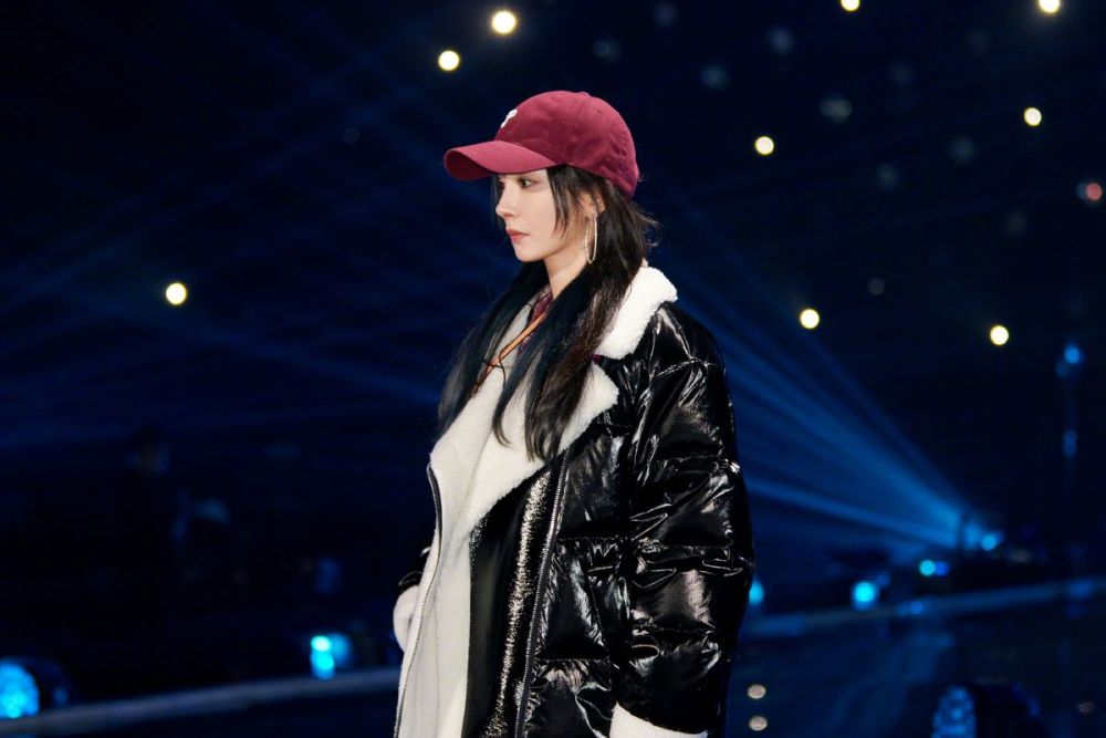 杨幂跨年穿搭彩排图曝光，黑色反光羽绒服保暖还好看