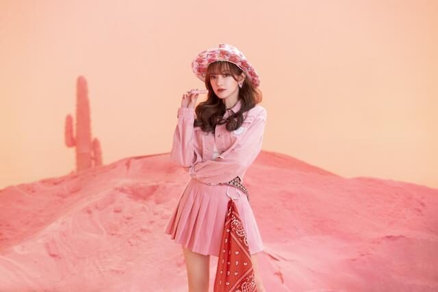 程潇穿露腰装+短裙凹凸感迷人,“肉感”身材成优势