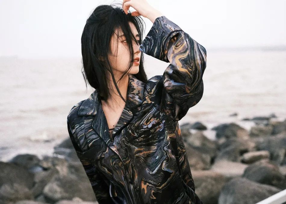 鞠婧祎冬日写真美得让人窒息！妆容精致长腿太惊艳