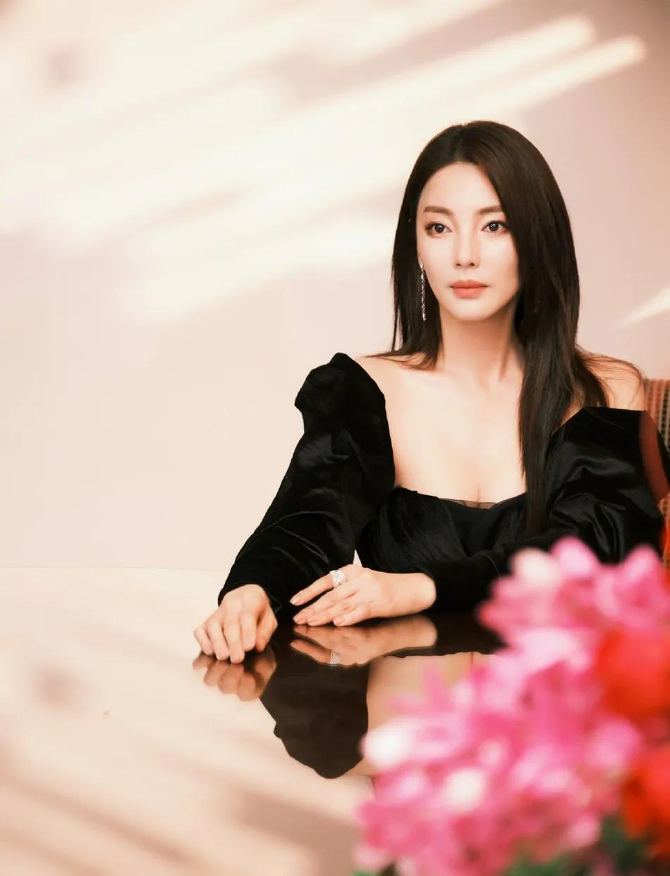 张雨绮穿黑色高开衩礼服超美！魔鬼身材性感火辣