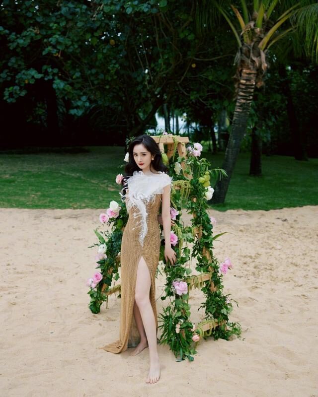 杨幂穿高叉裙硬是凹出大姐大气场,双腿又细又长