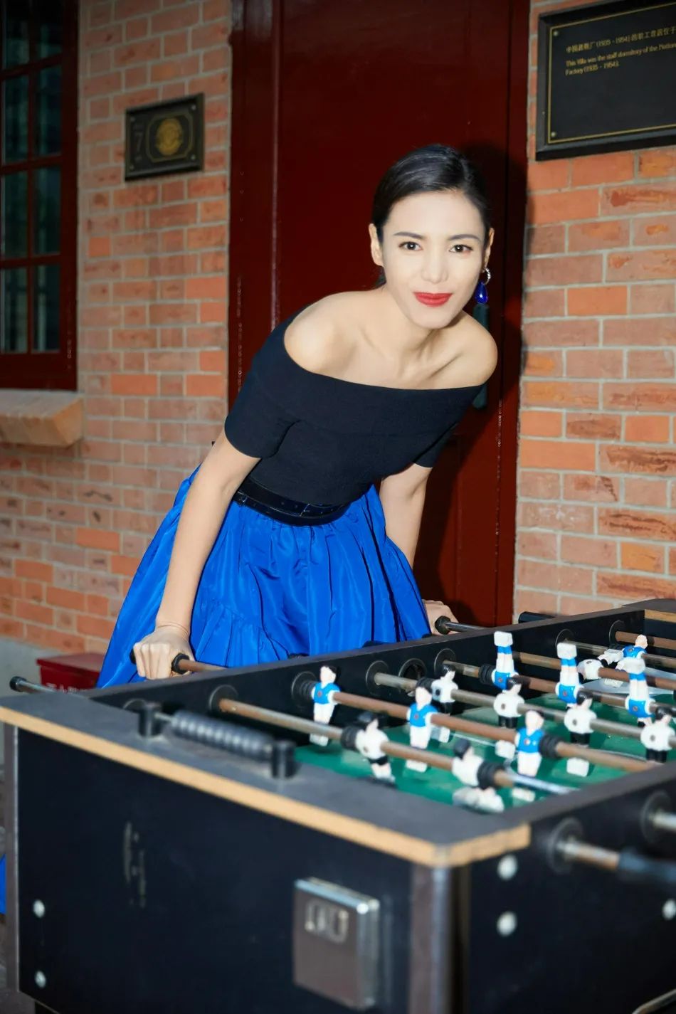 Linda李静穿一字肩上衣超美!雪肤玉貌性感靓丽