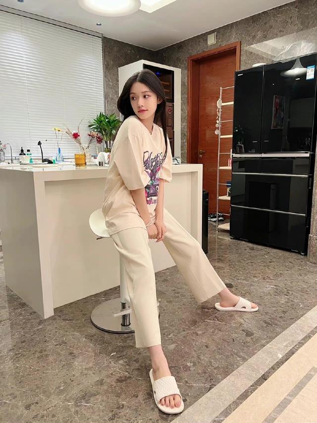 林允简单T恤搭配阔腿裤温柔舒适,简约新颖配色方案成亮点