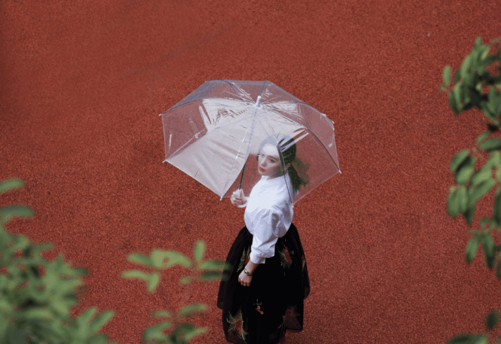 刘诗诗穿粉色长裙芭蕉树下拍照，耳环超大超惹眼