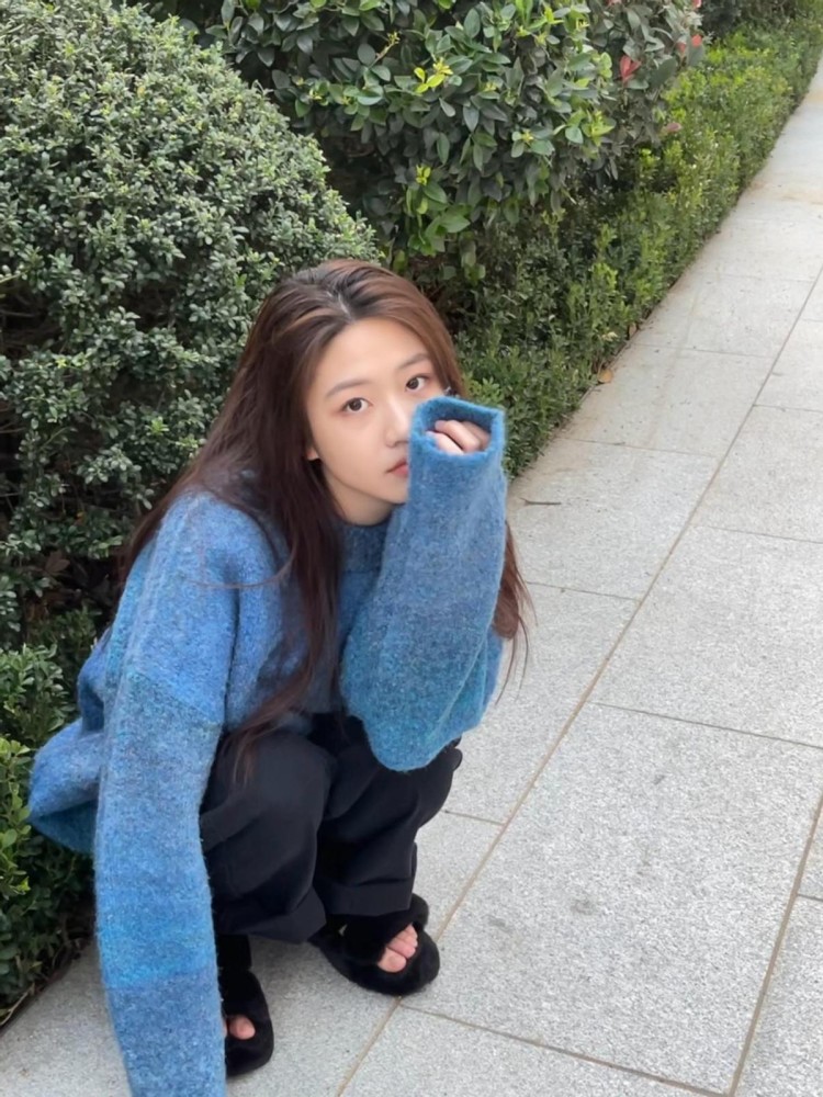 向涵之穿衬衫配百褶裙,青春魅力十足