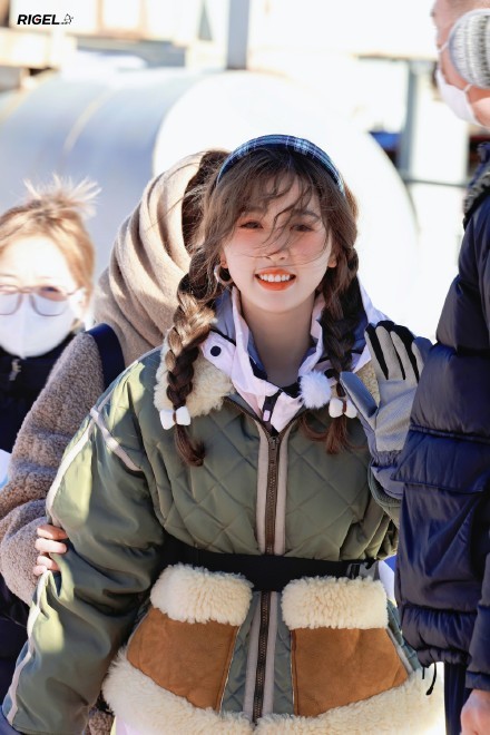 虞书欣“滑雪”穿搭太甜了,梳双麻花辫穿收腰棉服可爱俏皮