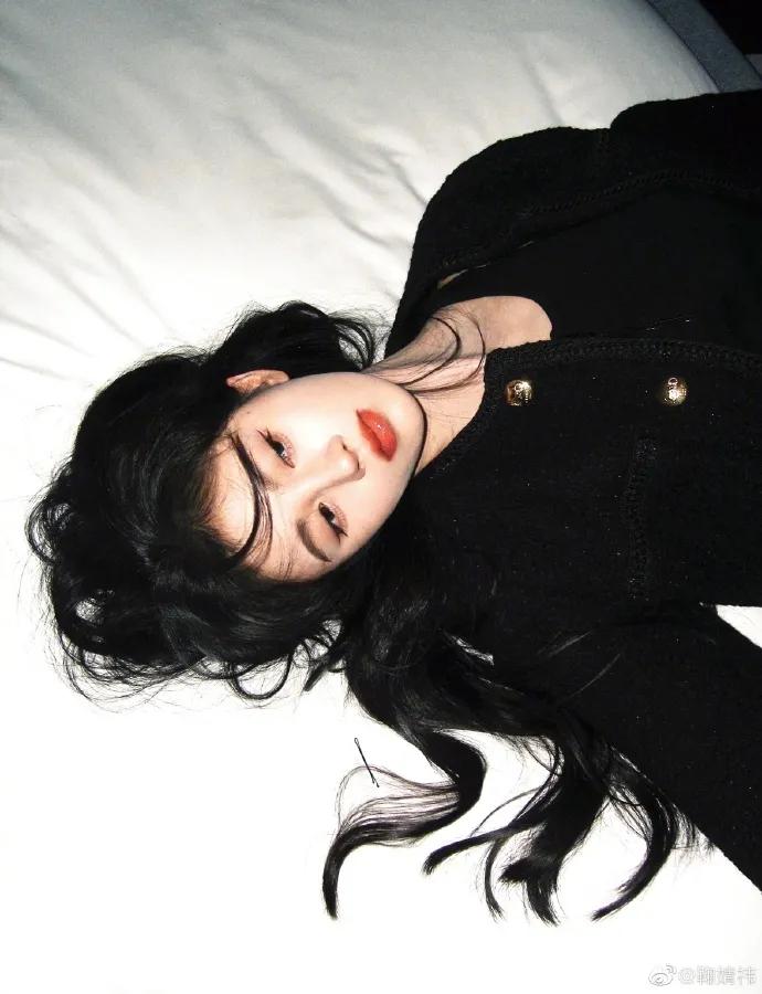 鞠婧祎最新写真露出小肚脐！复古港风甜酷十足