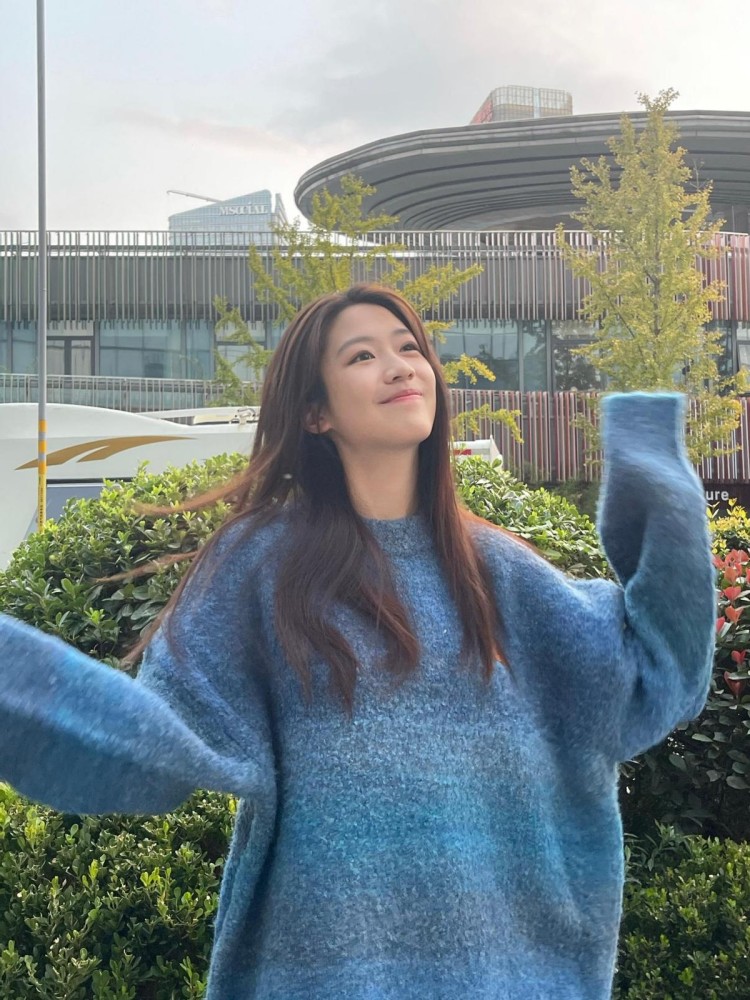 向涵之穿衬衫配百褶裙,青春魅力十足