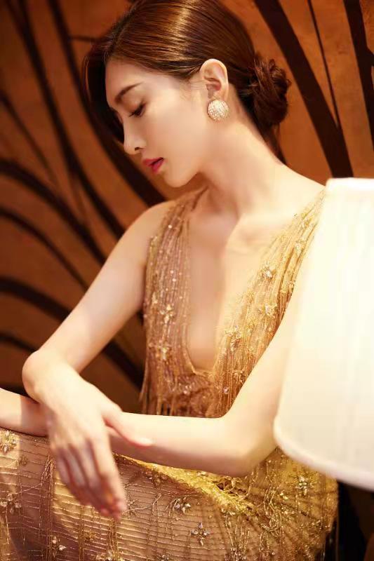 江疏影金色深V礼服性感撩人，亭亭玉立太美丽