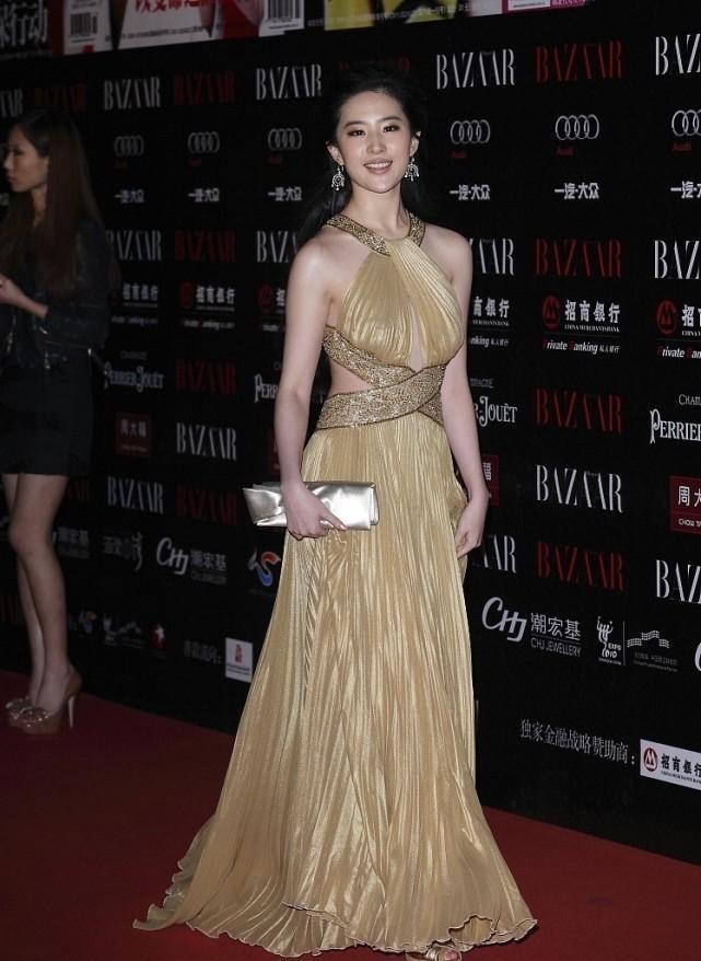 刘亦菲穿金色裙中间镂空，骨架有点宽但不影响气质