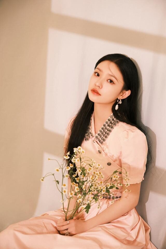 林允穿粉裙打扮似邻家女,清纯甜美好养眼
