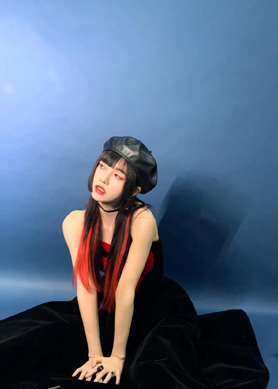 鞠婧祎穿红色衣服戴贝雷帽超美艳！大秀香肩性感撩人