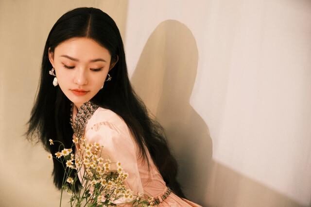 林允穿粉裙打扮似邻家女,清纯甜美好养眼